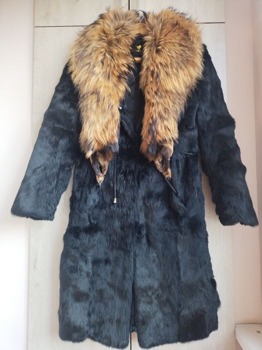 Продается шуба в хорошем состоянии, с воротником. Размер L. Теплая.