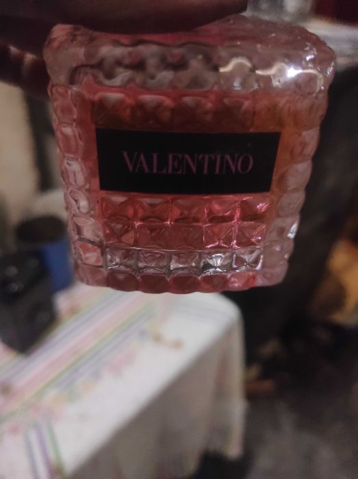 Vând parfumuri originale puțin incepute