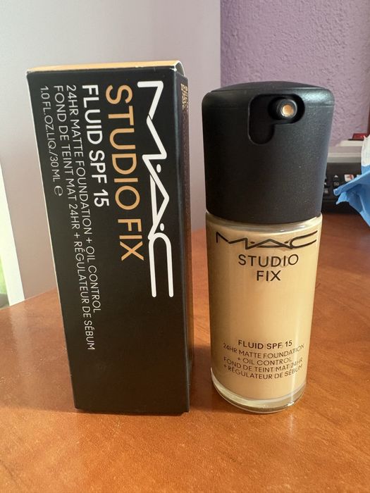 Studio Fix Fluid SPF 15 24HR Matte Foundation + Oil Control
