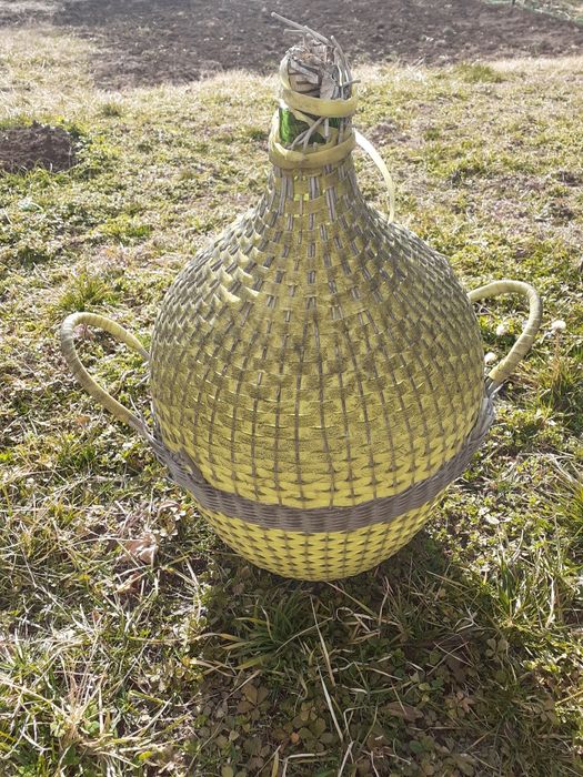 Стари плетени дамаджани