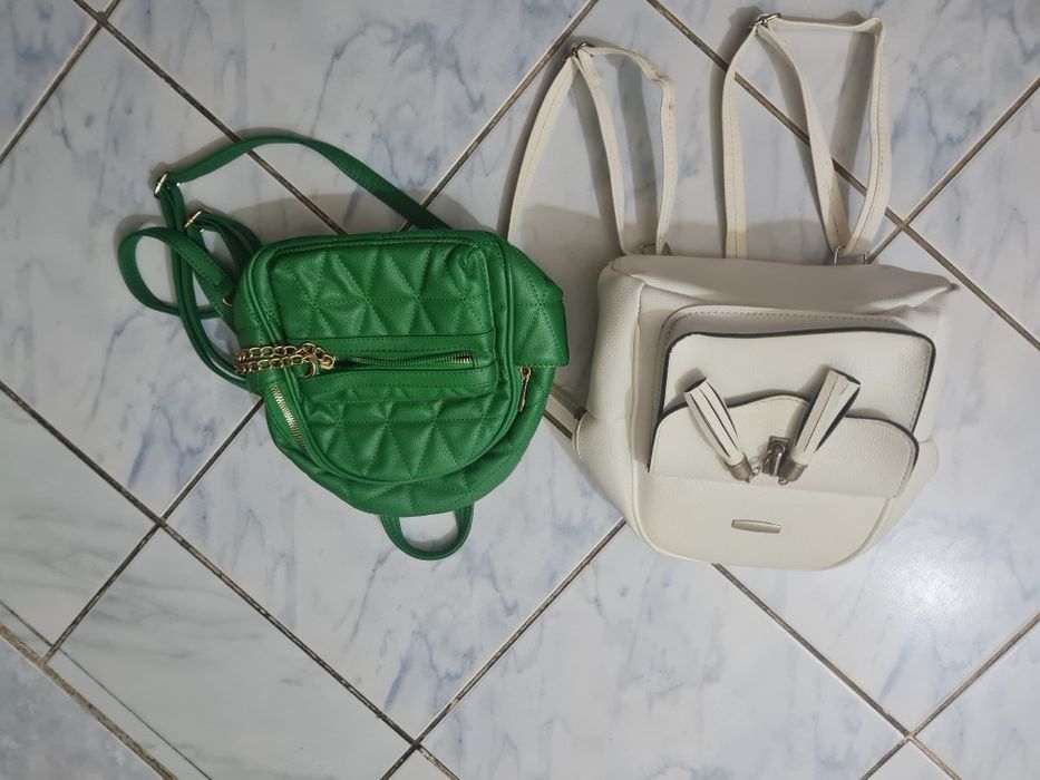 Blugi dama și rucsac