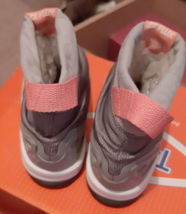 Продам кроссовки демисезонные на девочку