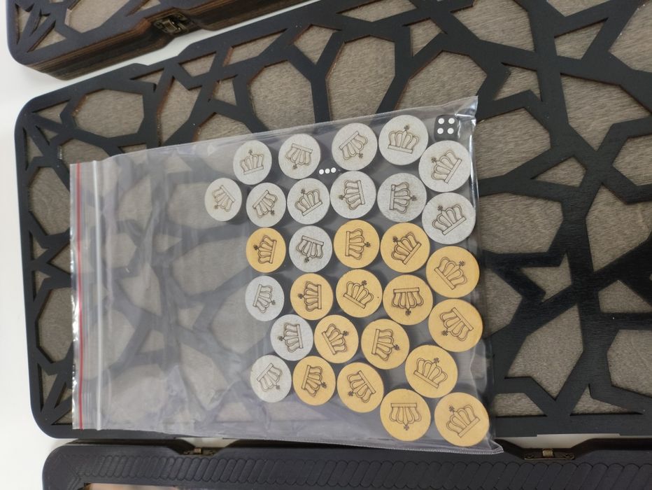 Фишки для нард с бархатной подложкой