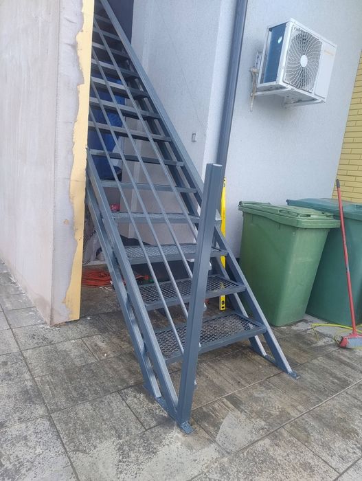 Scara exterioara fier