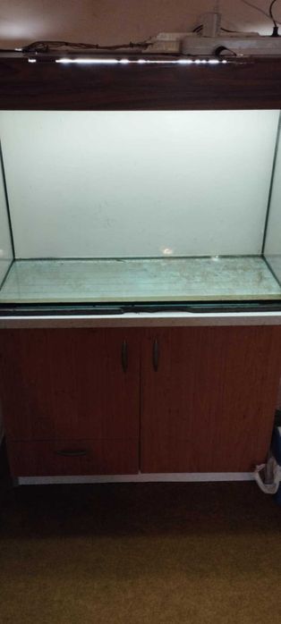 Продавам аквариум с шкаф и осветление