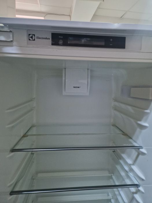 Хладилник за вграждане Electrolux A++ 320 литра
