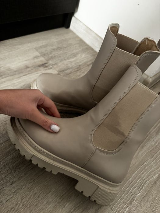 Бежови кожени Боти