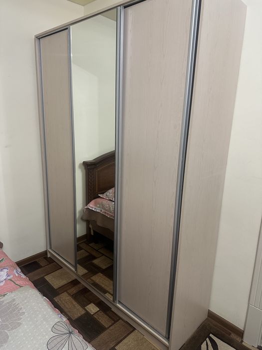 Шкаф сотилади холати яхши ешиги яхши очилиб ёпилади