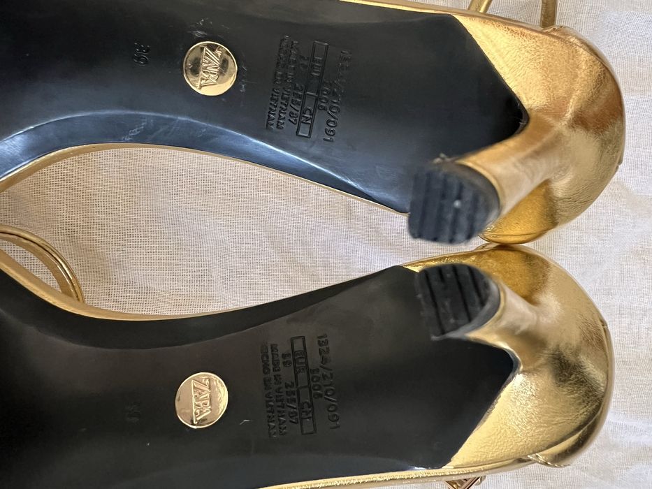 Златни сандали ZARA
