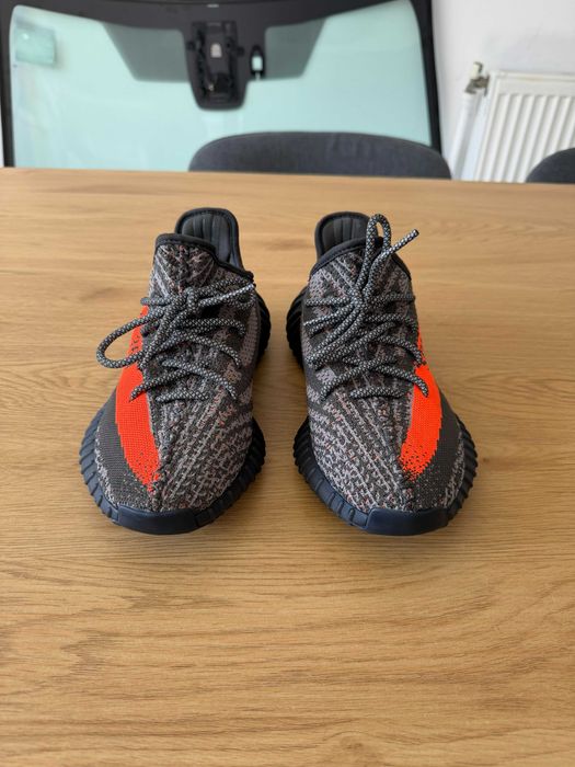 Vând Yeezy Originali, mărimea 39 1/3, în stare foarte bună
