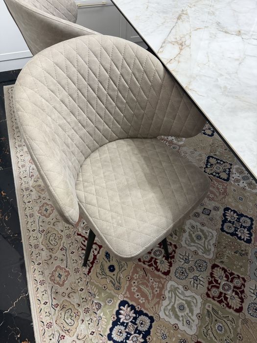 Стол вместе с стульями