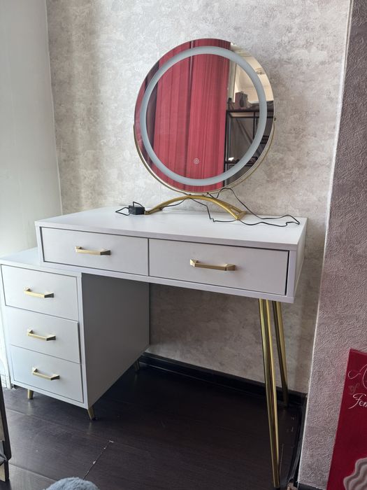 Столик для макияжа