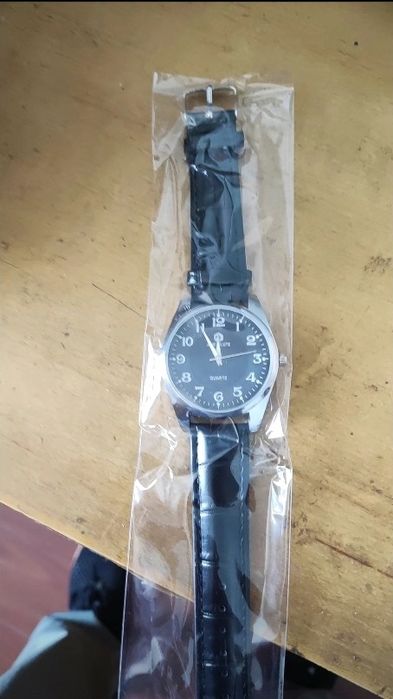 Новый кварцевые часы