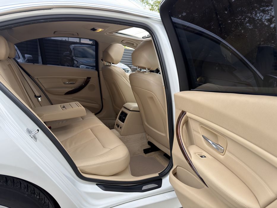 BMW 320D 184 cp / F30/ Luxury Line / Trapa / Head Up Display / Bi xenon /