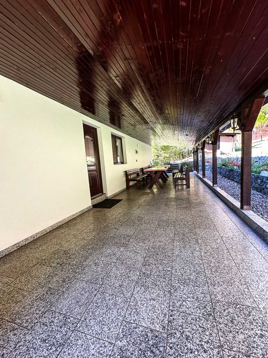 Cabana de inchiriat cu piscina si ciubar din lemn