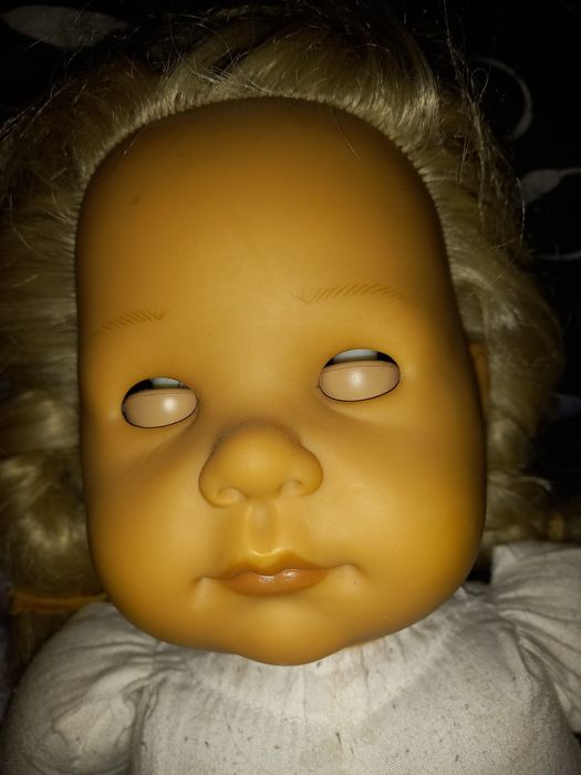 Кукли барби и няколко плюшени играчки