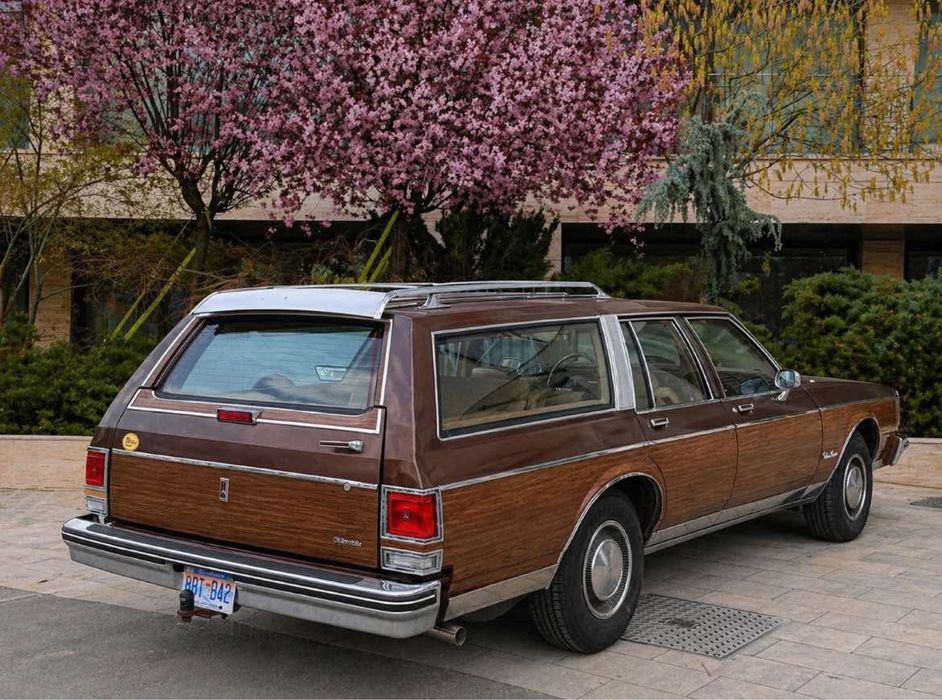 Oldsmobile Custom Crusier 1988