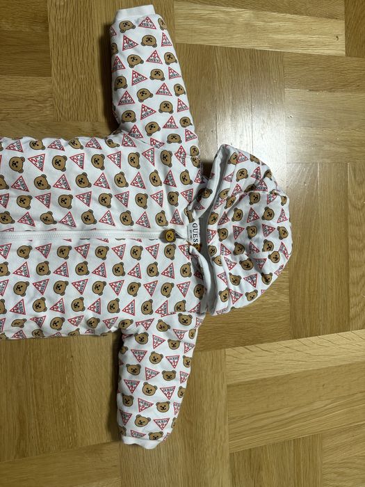 Бебешки трикотажен космонавт на мечета Guess. Размер 6/9м.