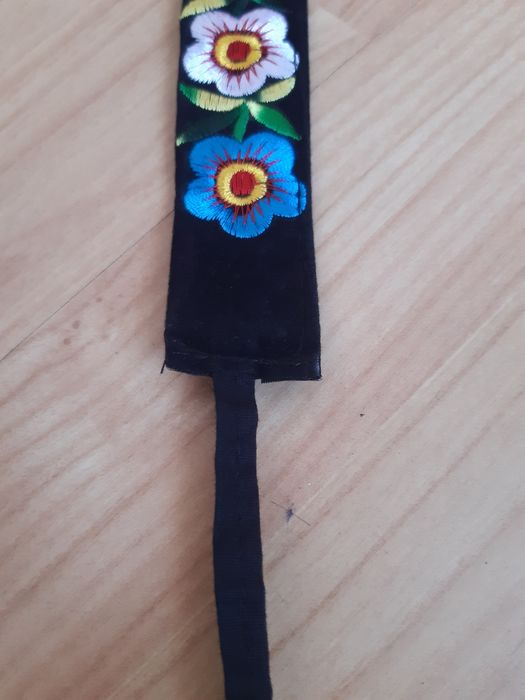 Brâu brodat cu flori