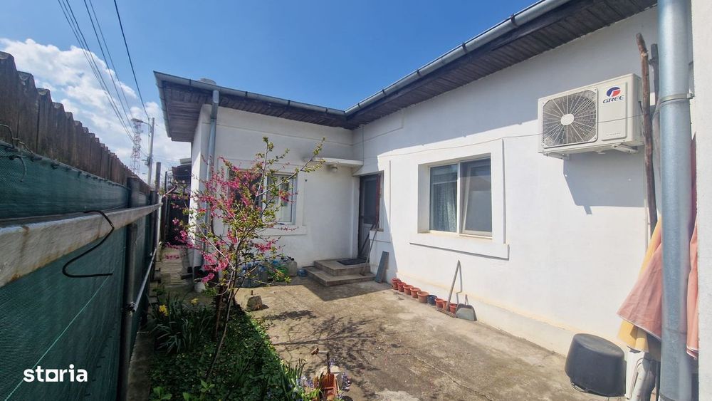 Casă rezidențială din cărămidă cu garaj, pivniță si curte privată