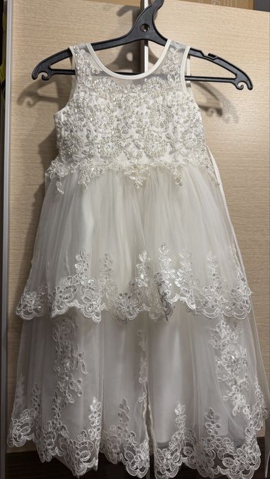 Продам нарядное белое платье