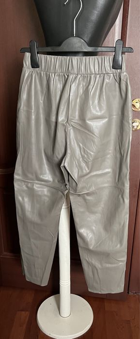 Pantaloni de piele ecologică gri