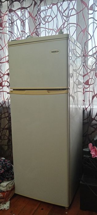 Холодильник RoysonWG, б/у белого цвета, 1,50метр 2хкамерный