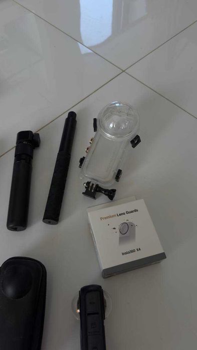 Pachet complet Insta360 X4 + accesorii în valoare de peste 1.500 lei: carcasă subacvatică, Premium Lens, selfie stick extins 3m, monopiede și huse.