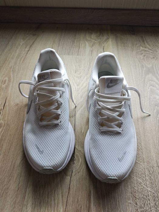 Nike бели маратонки