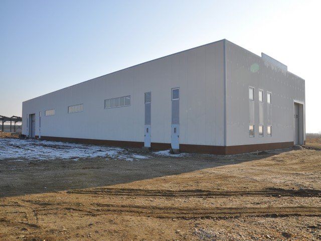 Vand hala metalica 11m x 23m complecta cu panou sandwich