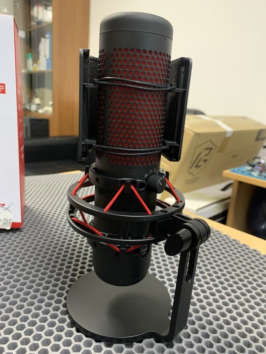 Микрофон Hyper X Quadcast с пантографом.