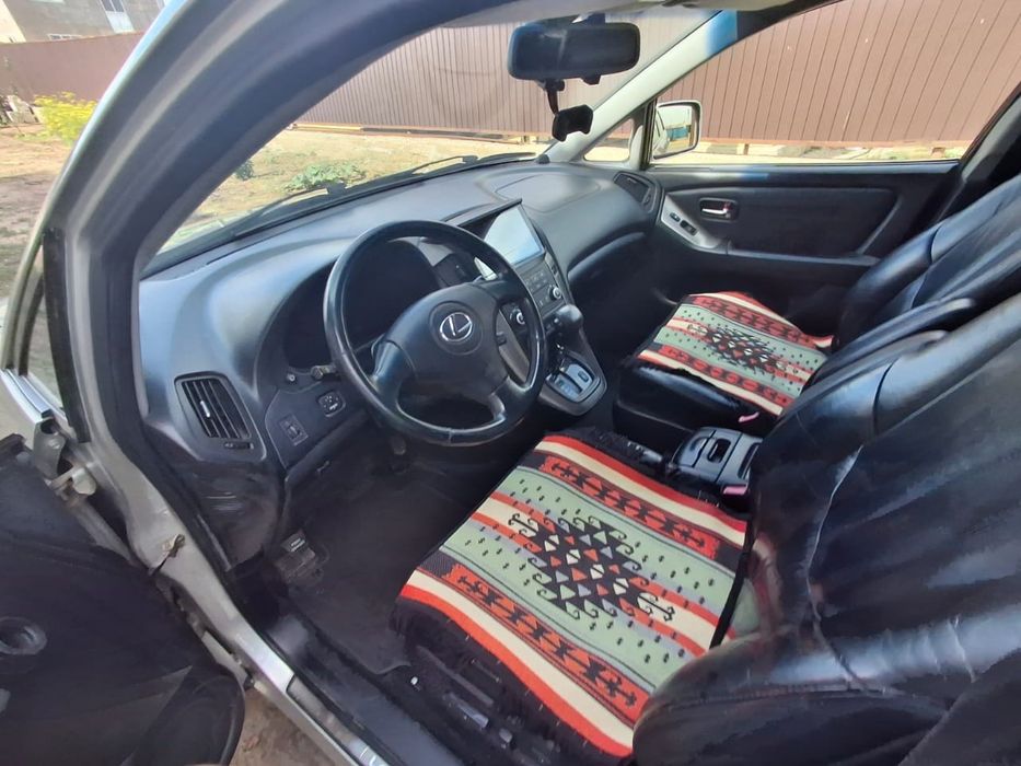 Машина  Lexus RX 300.
