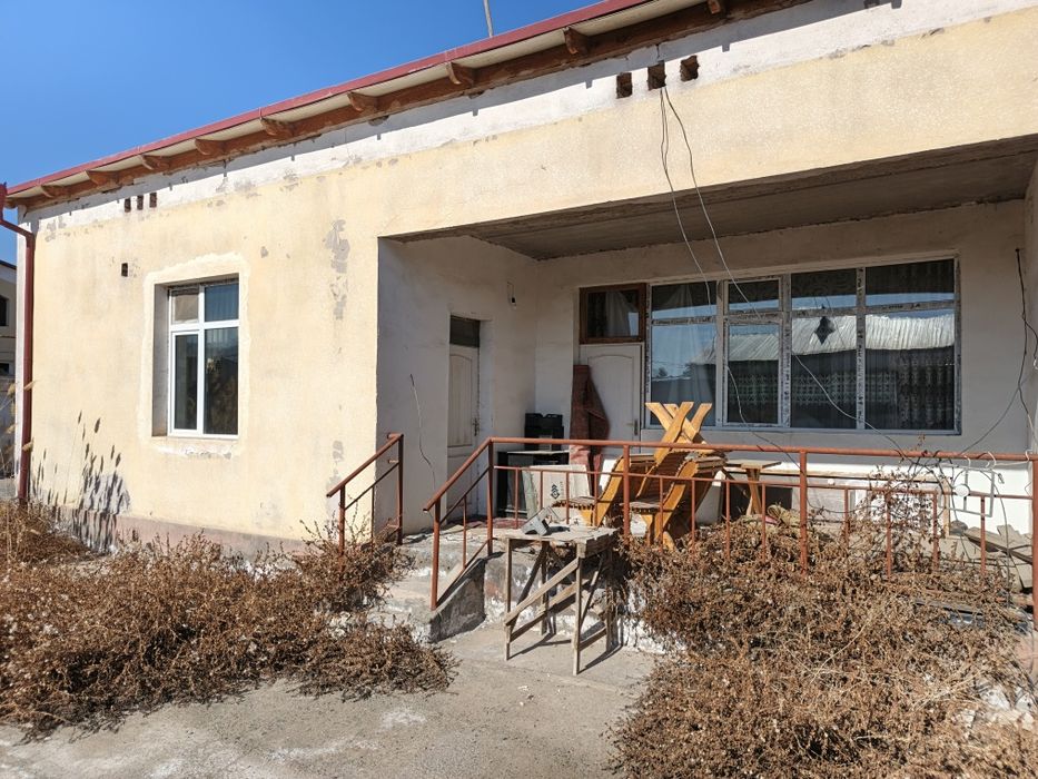 Uy sotiladi SROCHNO jihozlori bilan 600mk  Shomoxulum kotedj yoʻl usti