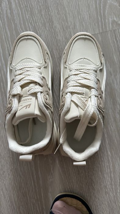 Новые кроссовки белые