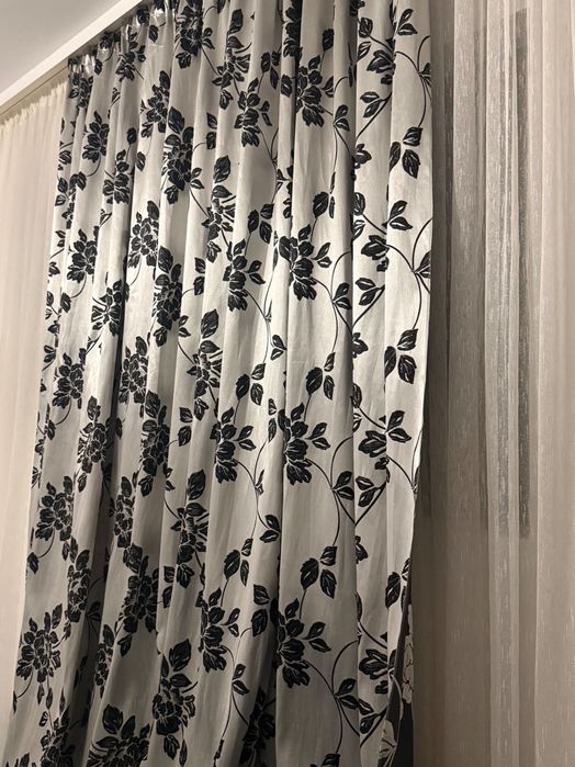 Draperii gri cu negru