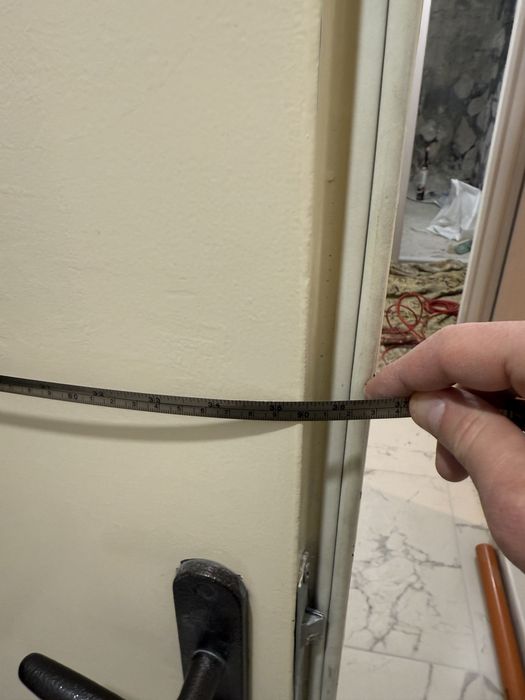 Блиндирана входна врата с добри заключалки (2бр.) и каса.