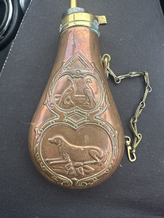 Plosca pentru praf de pusca si cupita pentru cartuse.