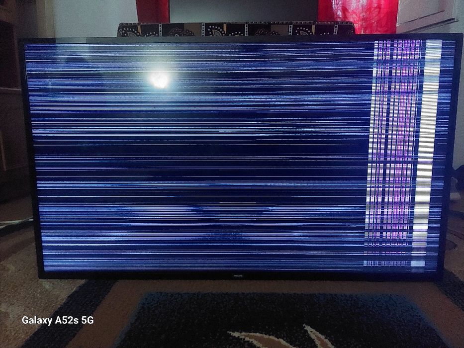 Televizor philips  diagonală mare,pentru piese,fără telecomandă.