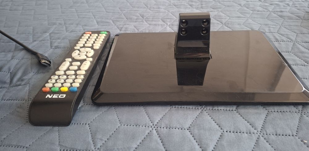 Телевизор NEO 24" - стойка,  HDMI кабел, стойка за стена, дистанционно