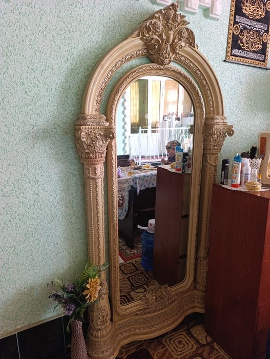 Продаётся зеркало.