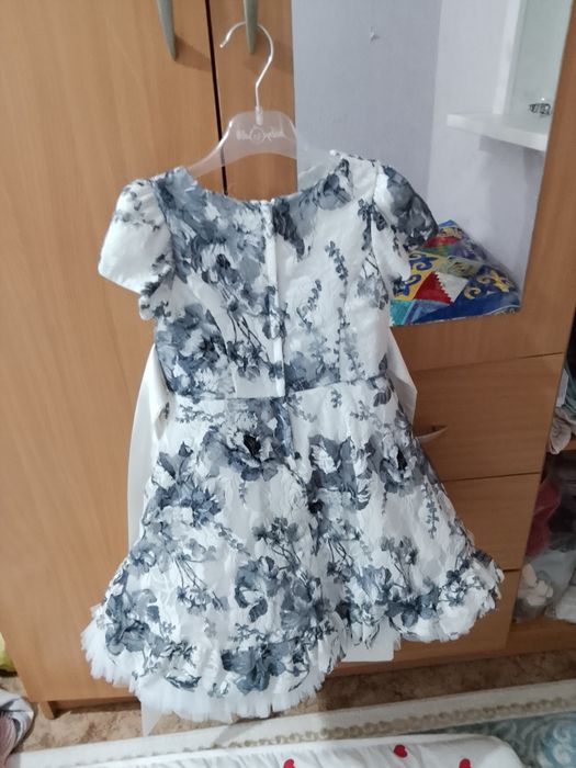 Продам нарядное платье на 4-5лет