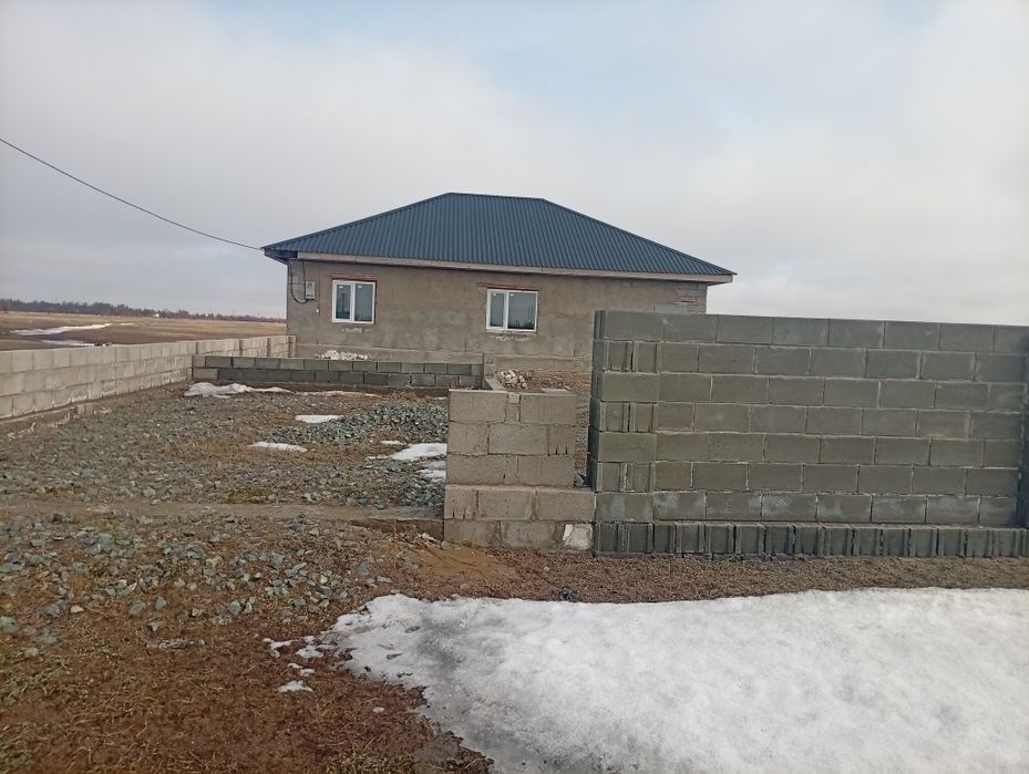 Дом в деревне чёрное .