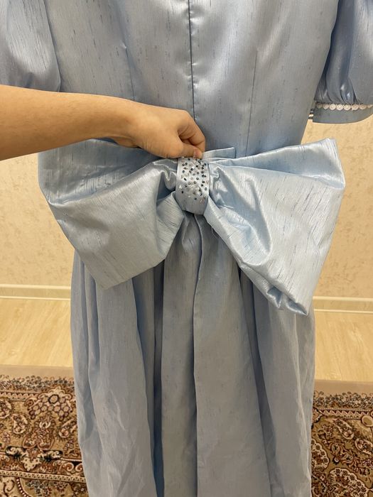 Голубое вечернее платье