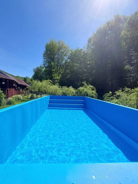 Închiriez Cabană la limita Județului Cluj cu Sălaj  Are 8 dormitoare piscina , minipiscina incalzita totul inclus la pretul de 3000 lei ! 3zile 2 nopt