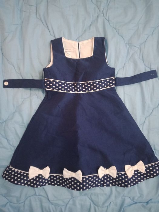 Продам платье девочке на 3-5 лет