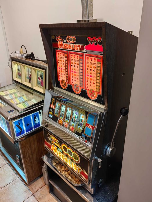 Vând slot machine Bally MEDALIST