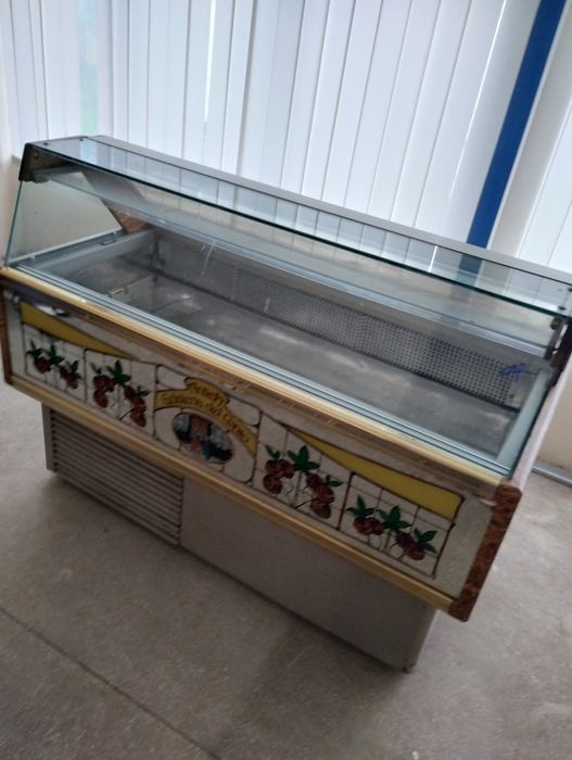 Vând vitrine frigorifice