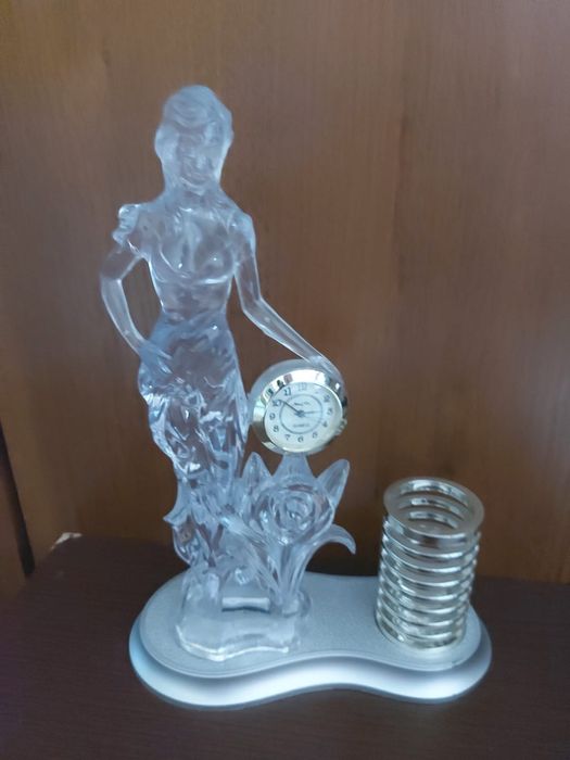 Часы настольные с пеналом.