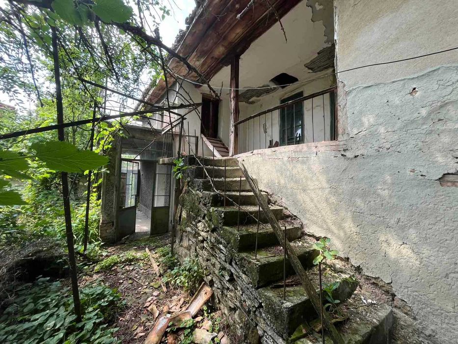 Продава се парцел със стара къща с.Радко Димитриево