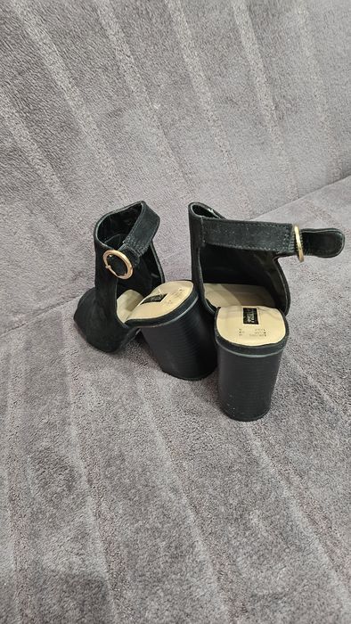 Sandale cu toc pătrat